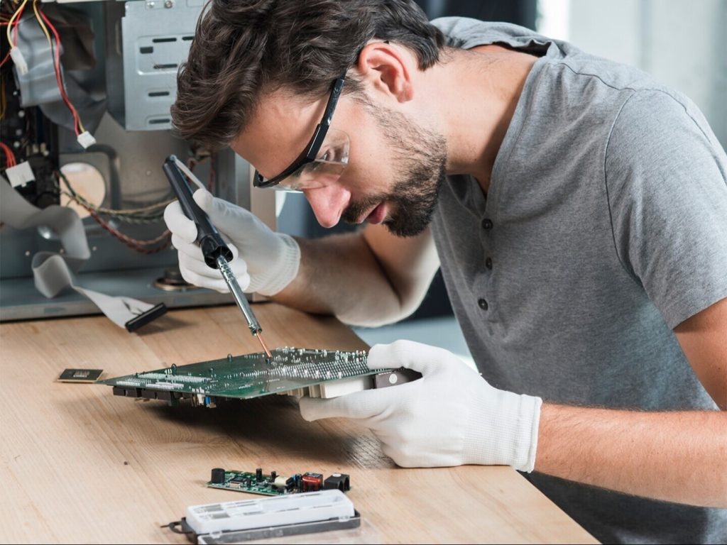 Cómo el aire acondicionado tipo cassette mejora la productividad y reduce costos en talleres de reparación gamer y celular